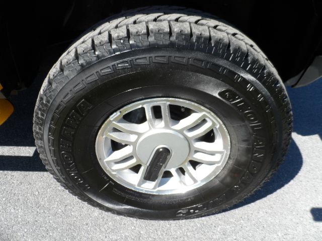 2006 Hummer H3 Scion XB