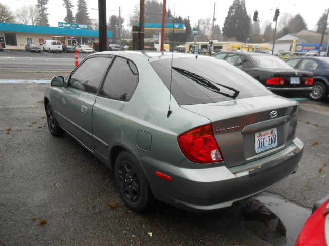 2004 Hyundai Accent 2000 Dodge SLT