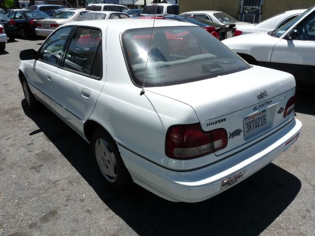 1995 Hyundai Elantra Base