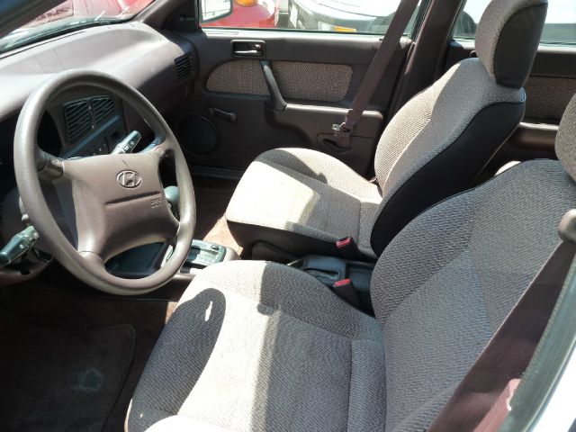 1995 Hyundai Elantra Base