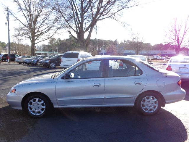 1999 Hyundai Elantra Base