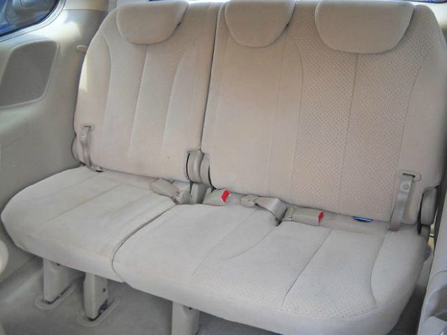 2007 Hyundai Entourage FWD 4dr Sport