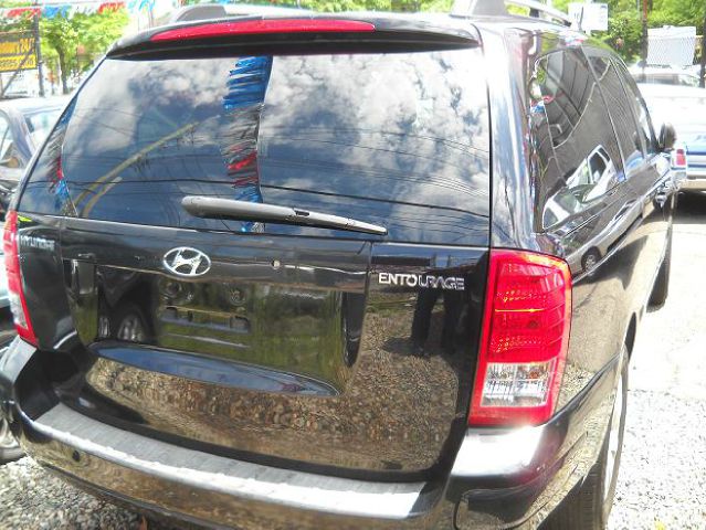 2007 Hyundai Entourage FWD 4dr Sport