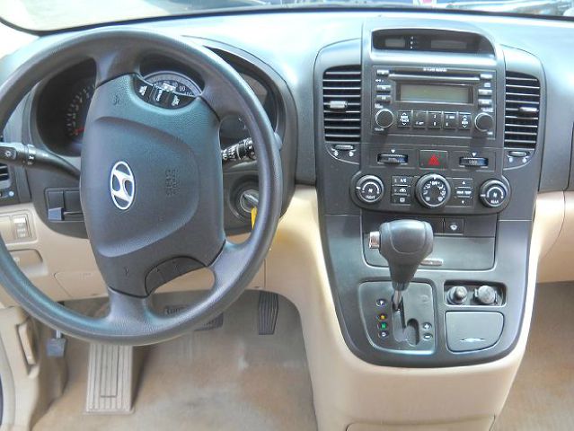 2007 Hyundai Entourage FWD 4dr Sport