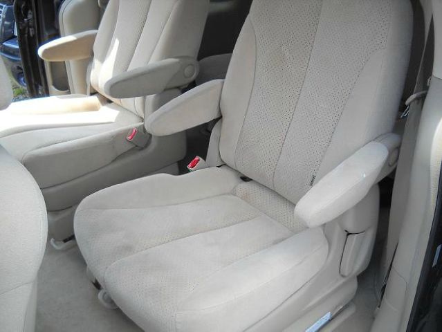 2007 Hyundai Entourage FWD 4dr Sport