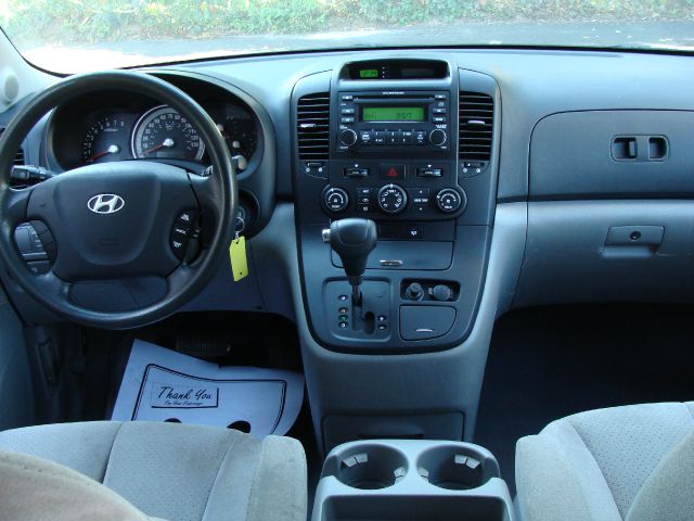 2007 Hyundai Entourage FWD 4dr Sport