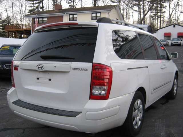 2007 Hyundai Entourage FWD 4dr Sport