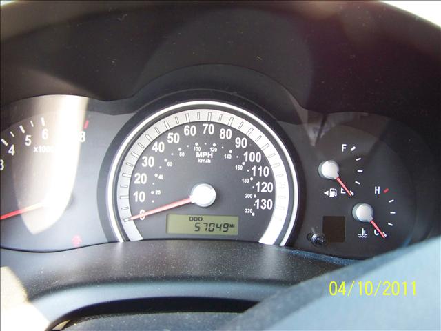 2007 Hyundai Entourage FWD 4dr Sport