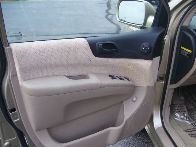 2007 Hyundai Entourage FWD 4dr Sport