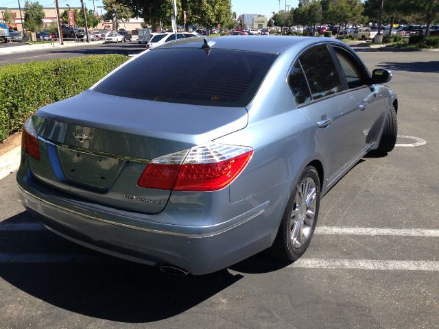 2009 Hyundai Genesis 4WD 35