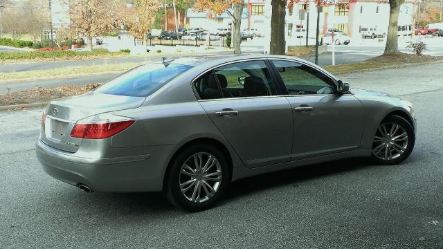 2011 Hyundai Genesis 4WD 35