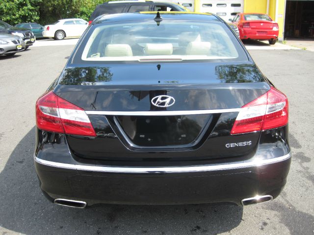2013 Hyundai Genesis 1-LT