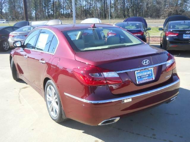 2013 Hyundai Genesis Base