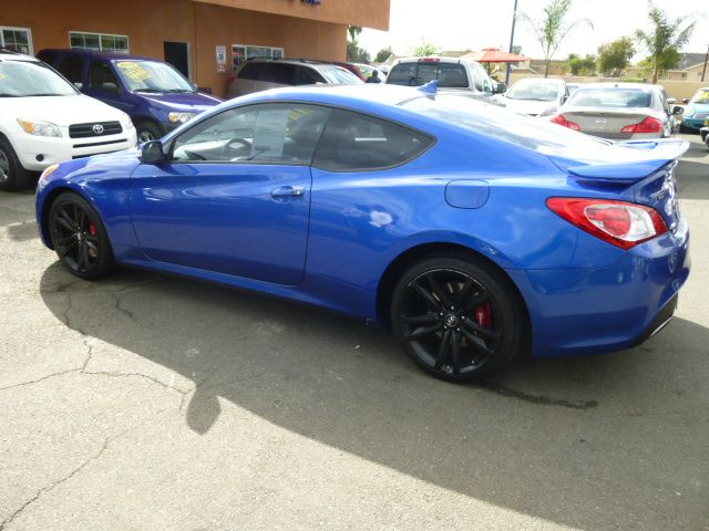 2010 Hyundai Genesis Coupe 1500 SLT Quad Cab 4x4 HEMI