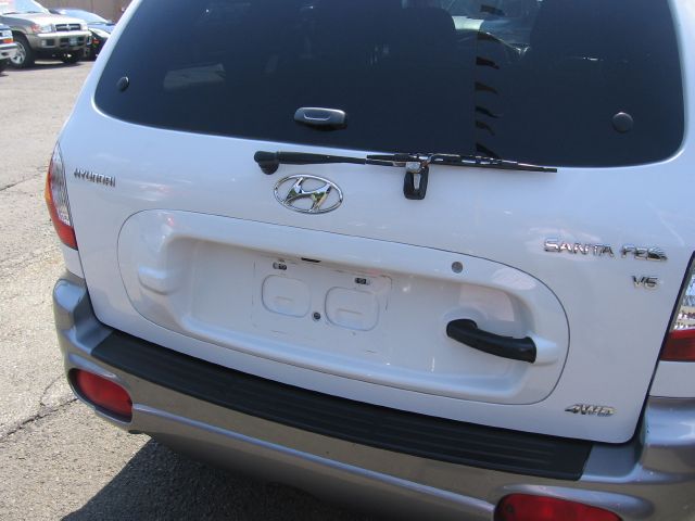 2004 Hyundai Santa Fe 4dr Sdn 2.4L FWD