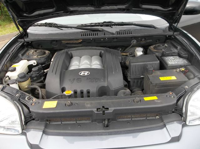 2005 Hyundai Santa Fe 4dr Sdn 2.4L FWD