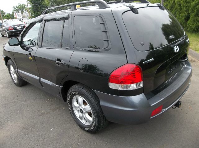 2005 Hyundai Santa Fe 4dr Sdn 2.4L FWD