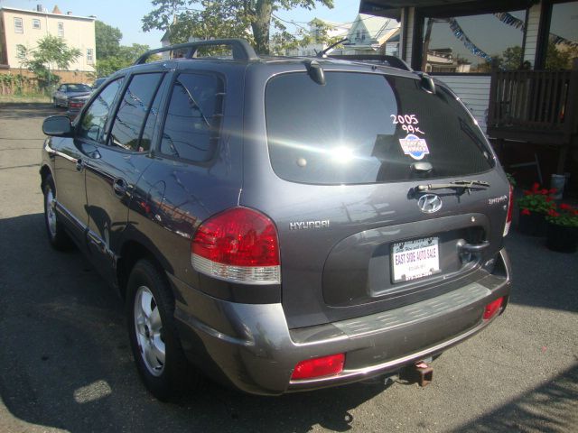 2005 Hyundai Santa Fe 4dr Sdn 2.4L FWD
