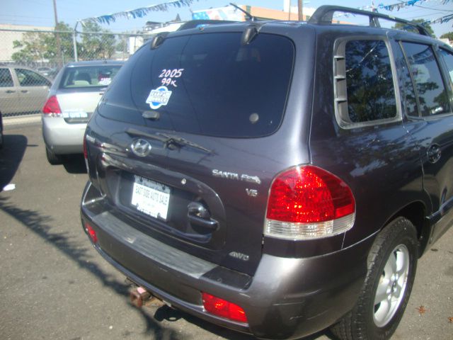2005 Hyundai Santa Fe 4dr Sdn 2.4L FWD