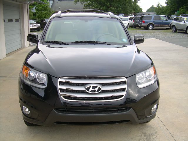 2012 Hyundai Santa Fe With Upgraded Wheels