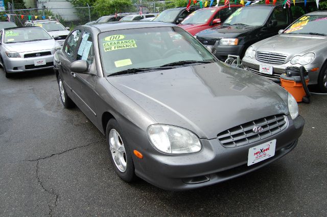 2000 Hyundai Sonata Base