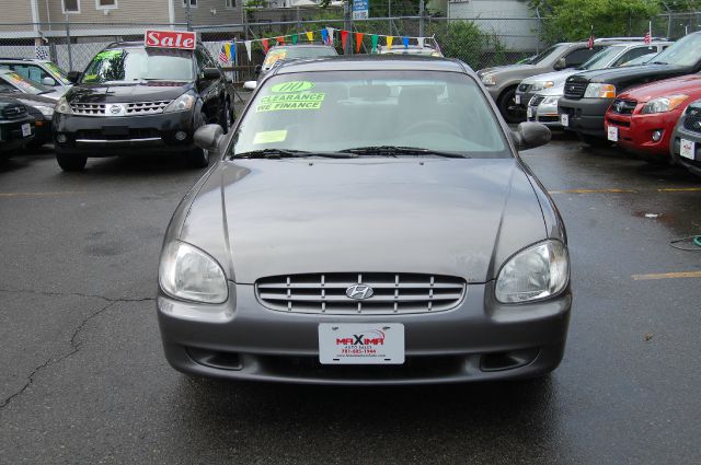 2000 Hyundai Sonata Base