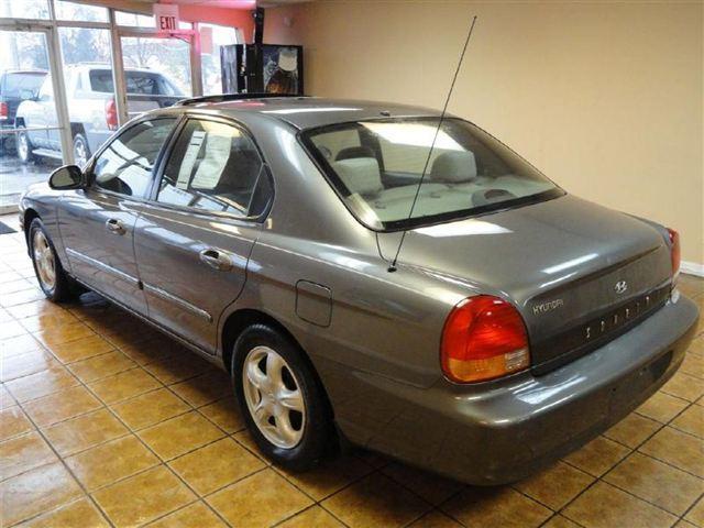 2001 Hyundai Sonata Standard 4X4 Hardtop