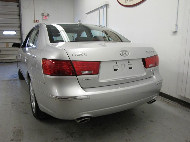 2009 Hyundai Sonata Ext. Cab 6.5-ft. Bed 4WD