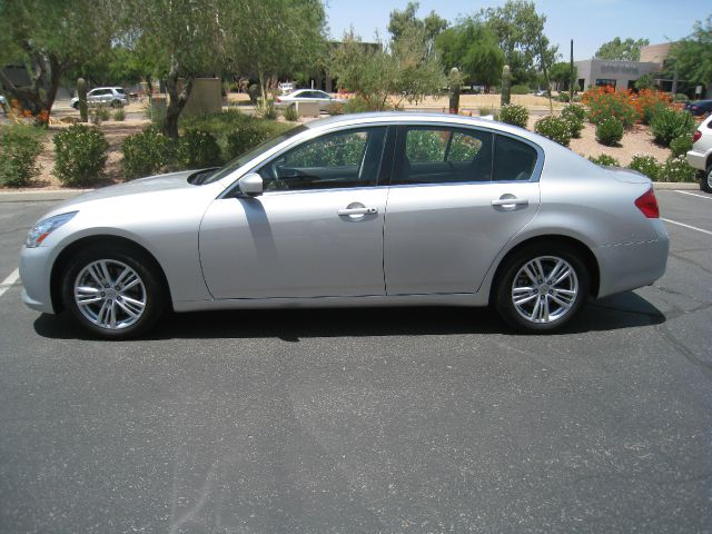 2011 Infiniti G25 SE - Convertible Sharp