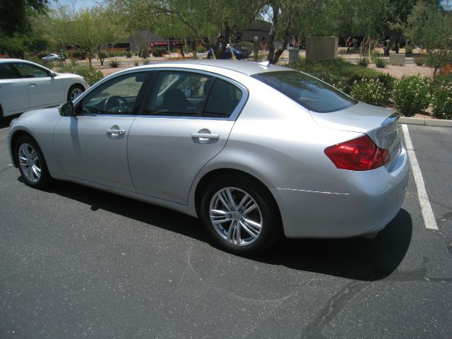 2011 Infiniti G25 SE - Convertible Sharp