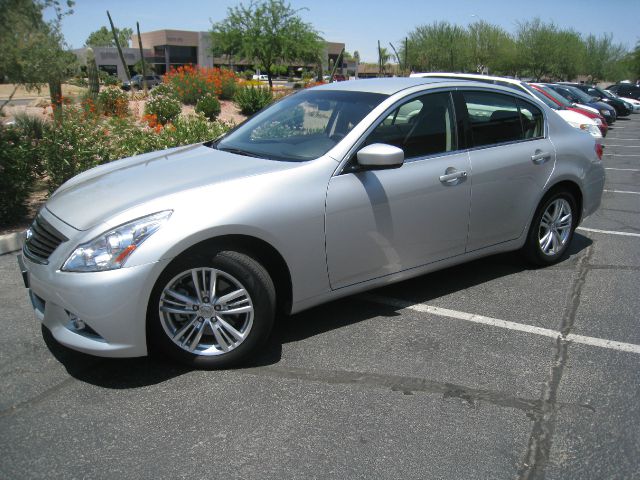 2011 Infiniti G25 SE - Convertible Sharp