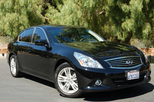2011 Infiniti G25 SE - Convertible Sharp