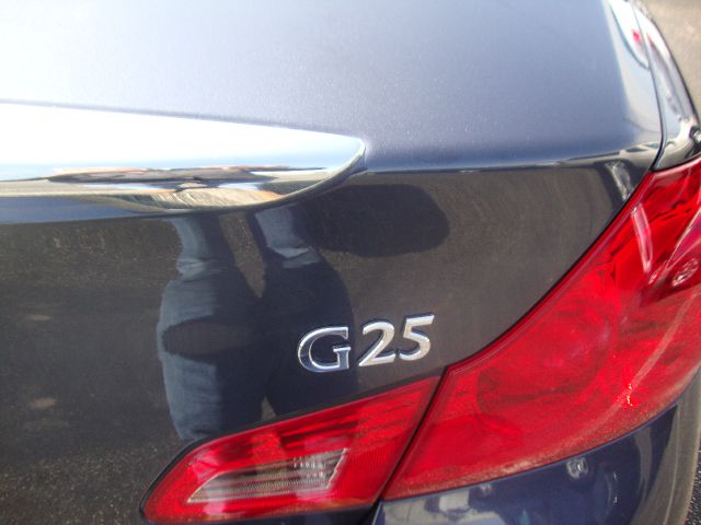 2011 Infiniti G25 SE - Convertible Sharp
