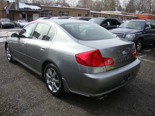 2005 Infiniti G35 SE King Cab 2WD