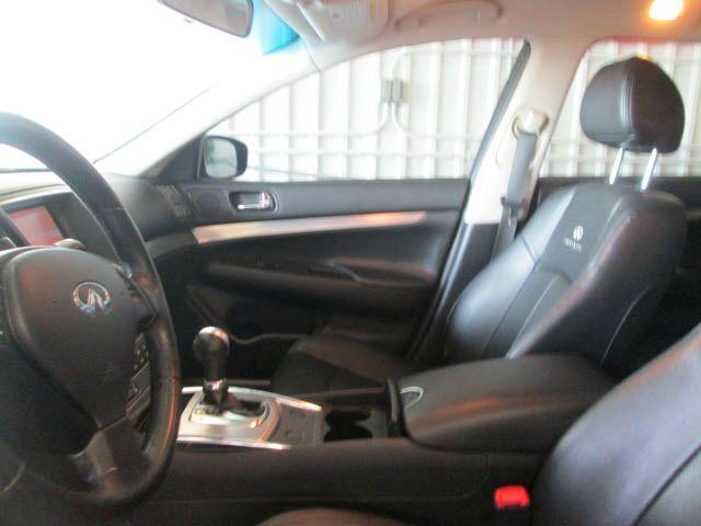 2010 Infiniti G37 2006 Nissan SE
