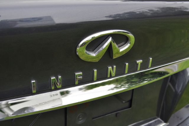 2011 Infiniti M56x Silverado Shortbed