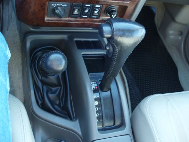 1997 Infiniti QX4 Base