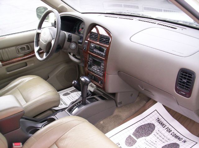 1998 Infiniti QX4 Base