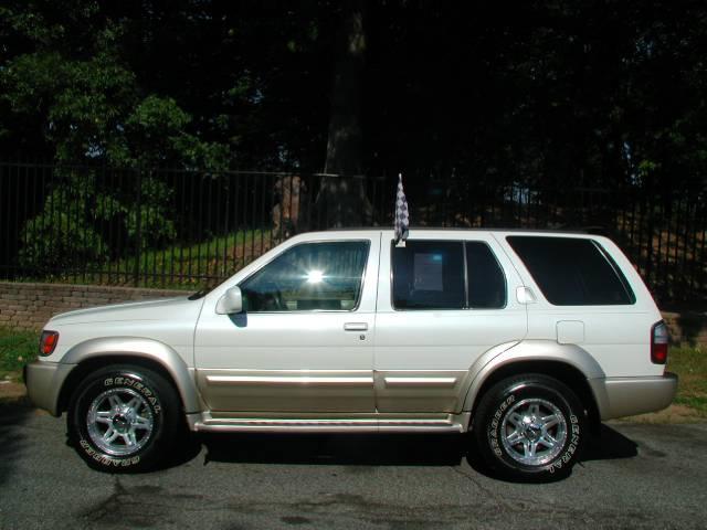 1999 Infiniti QX4 Base