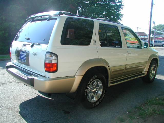 1999 Infiniti QX4 Base