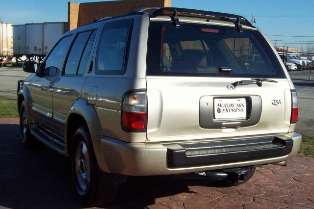 1999 Infiniti QX4 Base