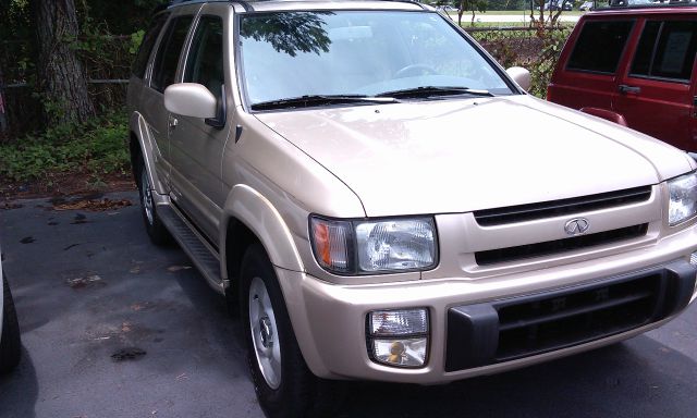 1999 Infiniti QX4 Base