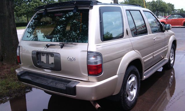 1999 Infiniti QX4 Base