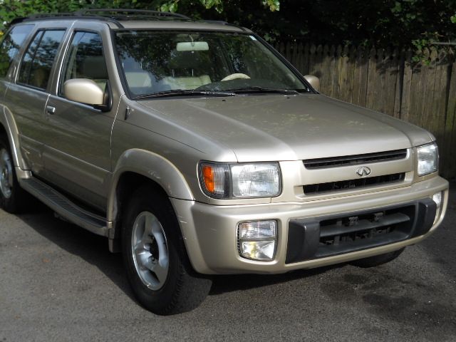 1999 Infiniti QX4 Base