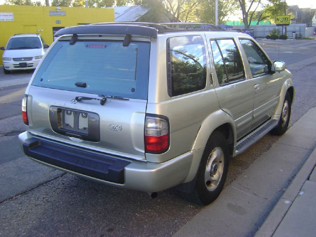 1999 Infiniti QX4 Base