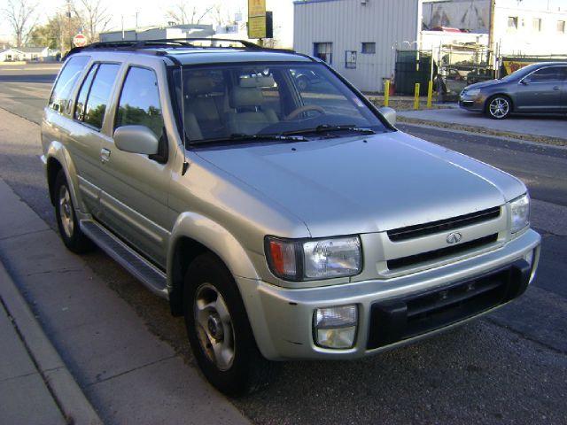 1999 Infiniti QX4 Base