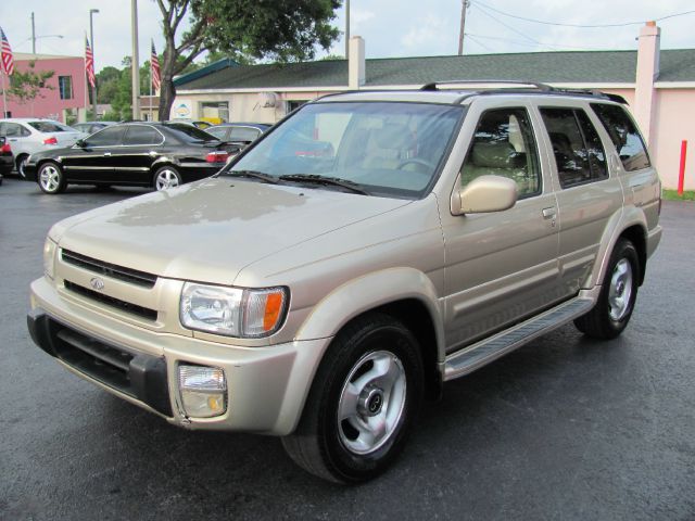 2000 Infiniti QX4 Base