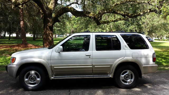 2000 Infiniti QX4 Base