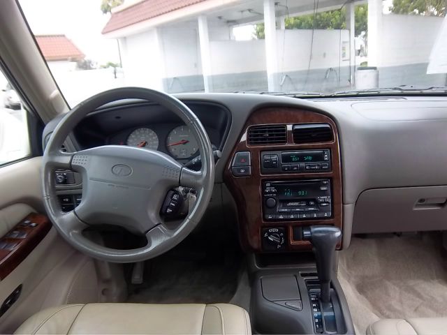 2000 Infiniti QX4 Base