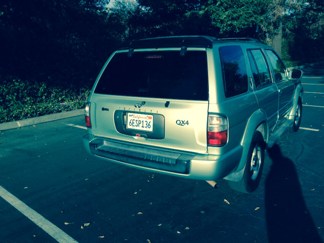 2000 Infiniti QX4 Base